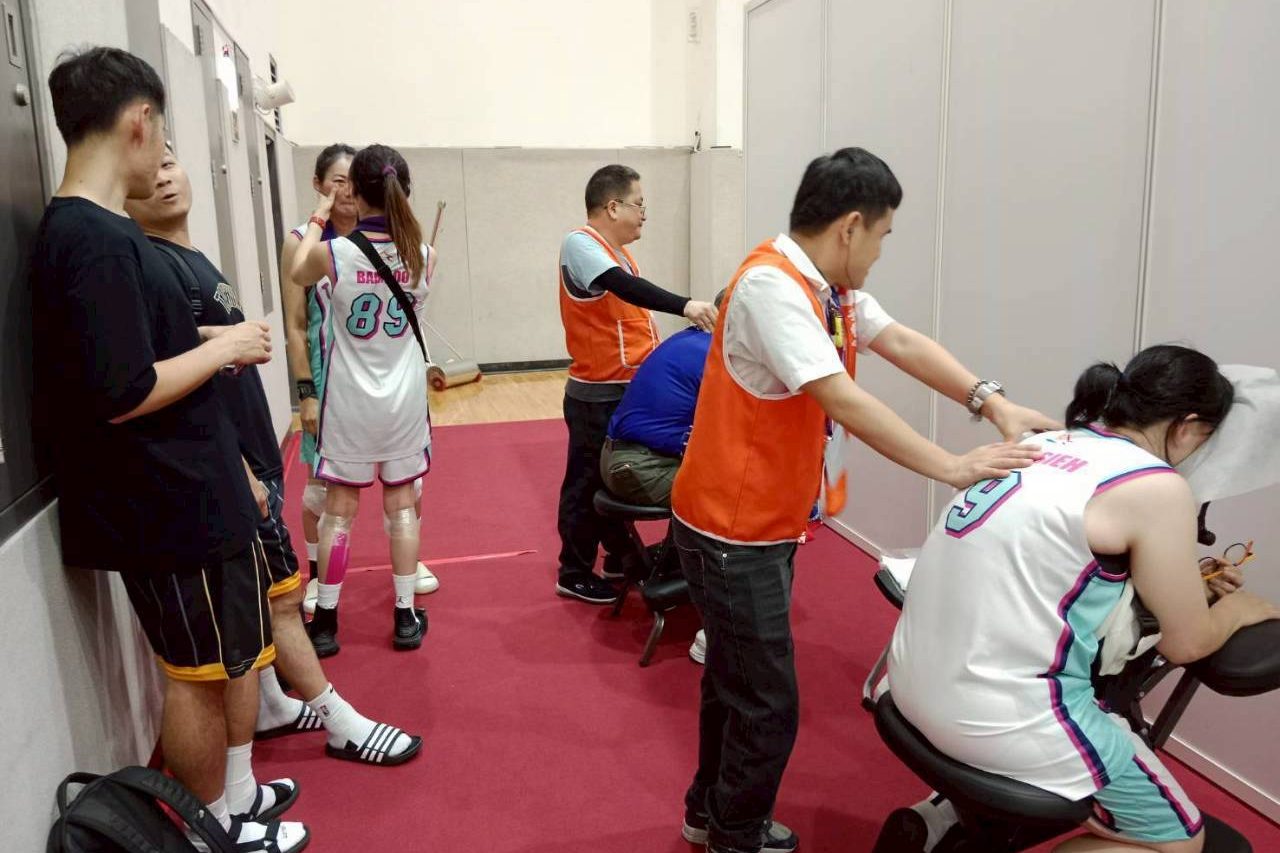 手愛心生活關懷協會在全國視障者運動會提供按摩小站服務
